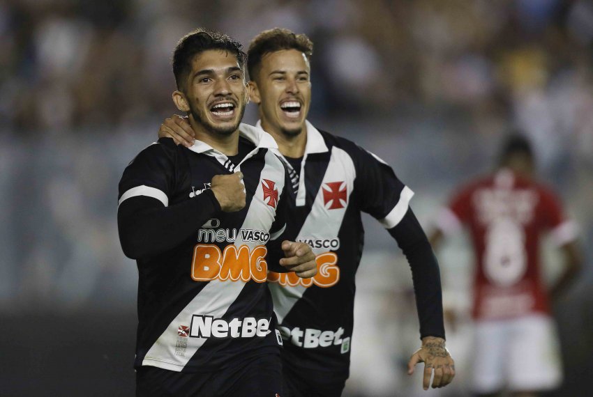 No dia do aniversário de Eurico Miranda, Vasco vence a 1ª no Brasileirão: 2 a 1 no Inter