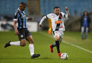 VAR anula golaço de Pikachu e Vasco sofre virada para o Grêmio em Porto Alegre