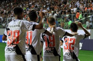 Vascão vence Atlético-MG de virada nos acréscimos em Belo Horizonte