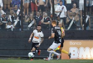 Vasco abusa de perder gols e acaba derrotado pelo Santos em São Januário