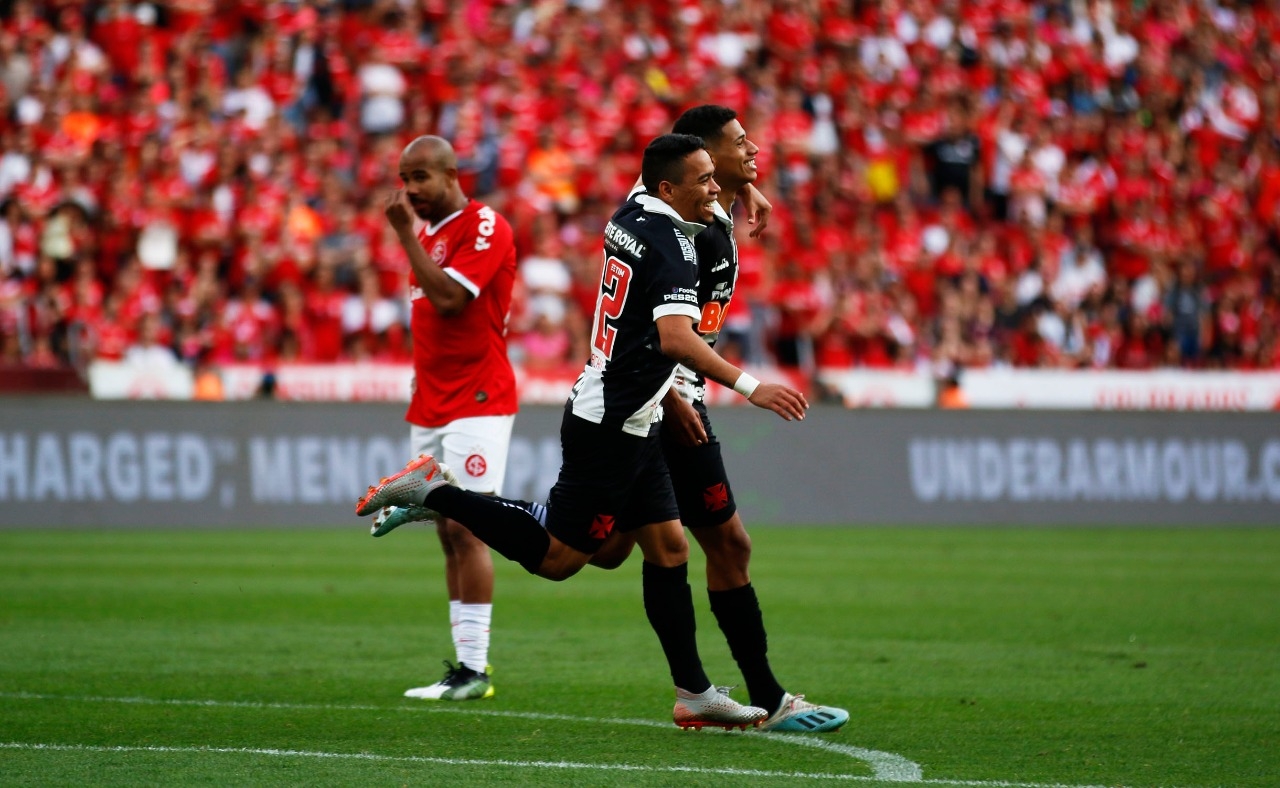 Marrony comemora seu gol com Pikachu (Foto: Carlos Gregório Jr/Vasco)