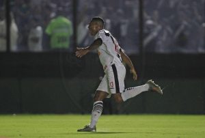 Vasco vence e afunda Cruzeiro em noite de São Januário lotado de sócios