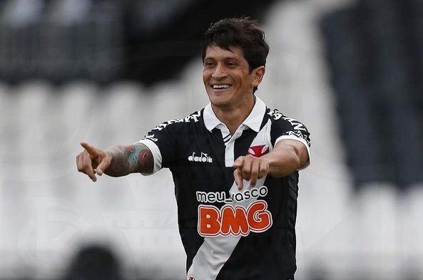 Vasco vence Macaé com hat-trick de Germán Cano na volta do futebol