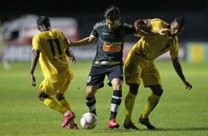 Vasco vence Madureira, mas dá adeus ao Carioca