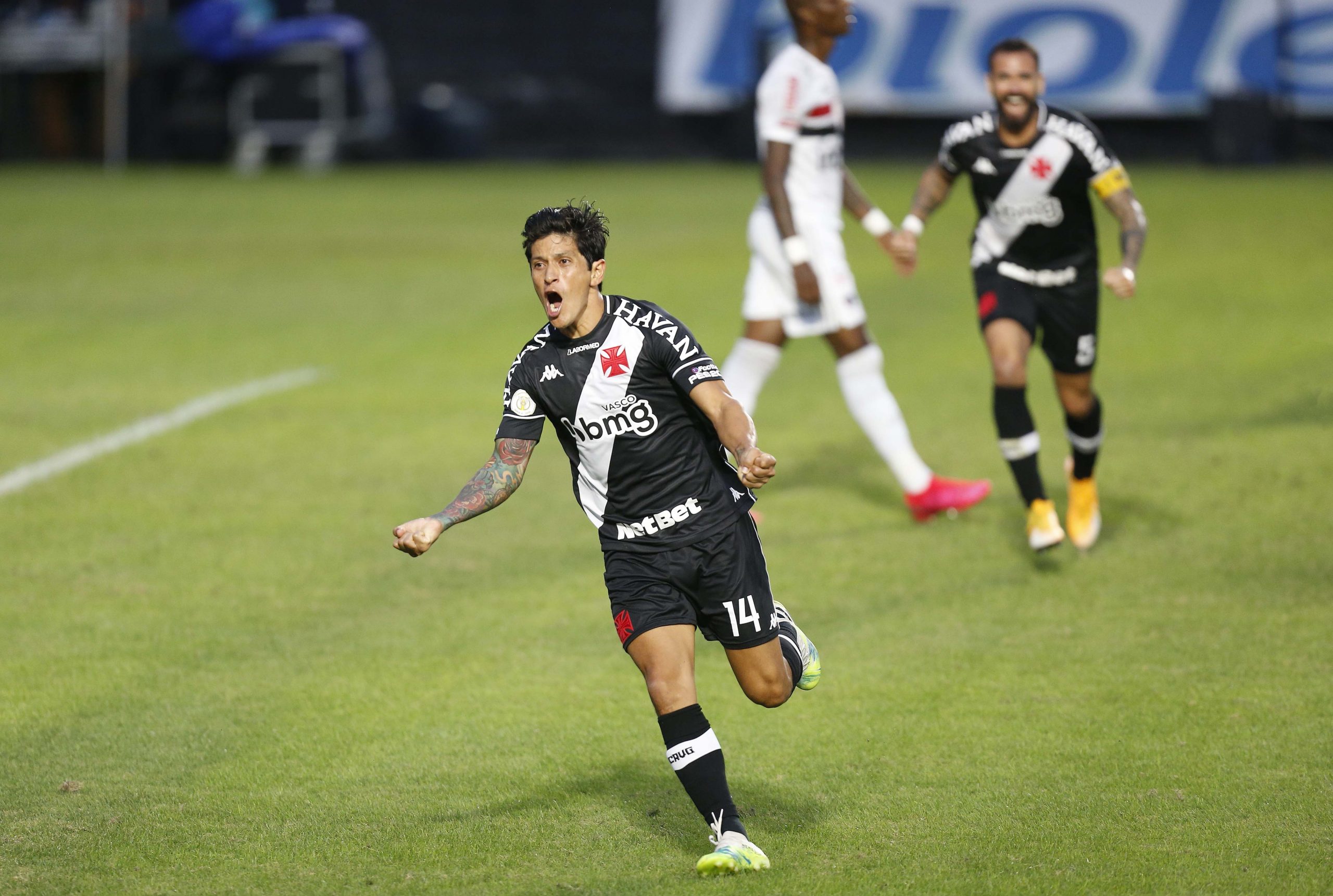 Vasco mantém invencibilidade no Brasileiro com 2 gols de Cano