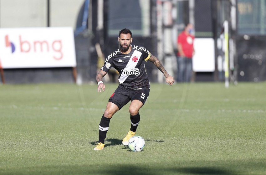 Vasco fica no empate com o Grêmio, mas se mantém no G4