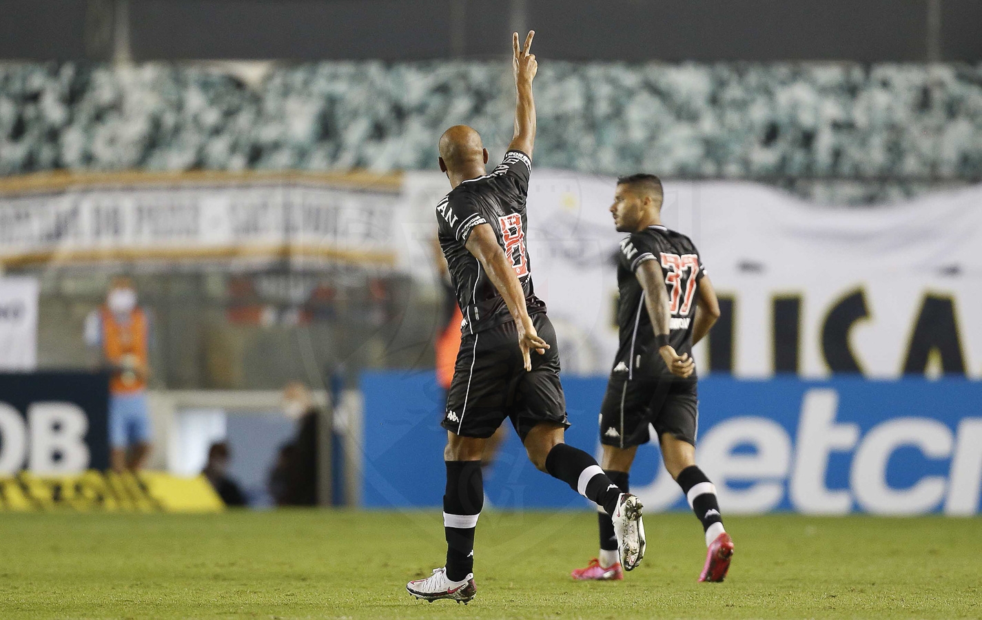 Vasco arranca empate com Santos na Vila