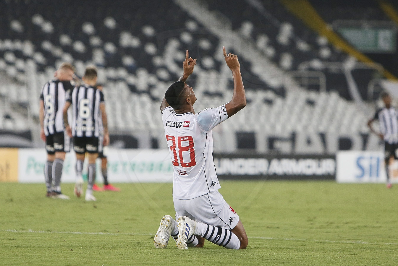 Vasco vence Botafogo no Engenhão e volta ao G4