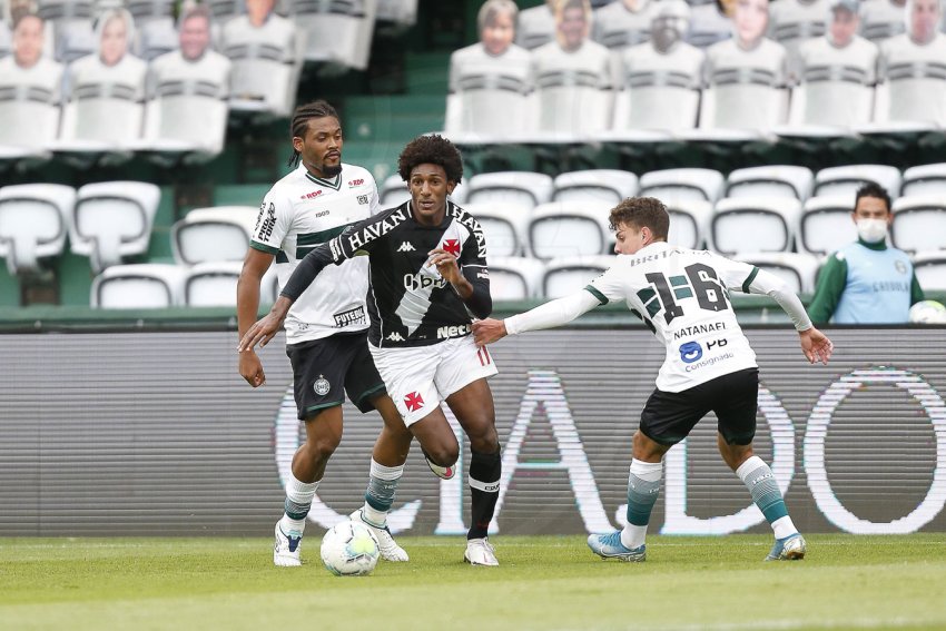 Vasco toma gol no fim e perde para o Coritiba no Couto Pereira