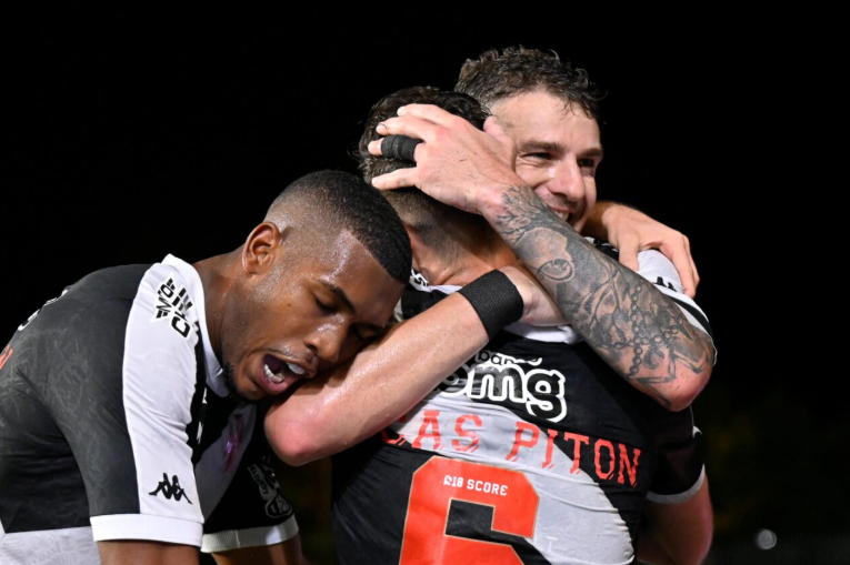 No calor de São Januário, Vasco inicia nova fase com Diniz