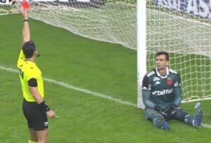 Expulsão de Léo Jardim no Beira Rio exige reação do Vasco