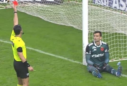 Expulsão de Léo Jardim no Beira Rio exige reação do Vasco